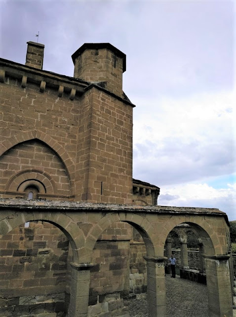 Santa Maria de Eunate - Torre para subir al tejado y al Faro de Peregrinos