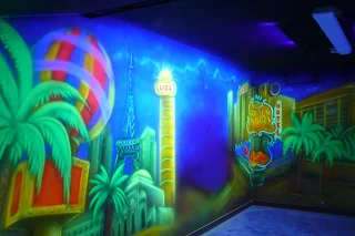 Malowanie obrazu UV, malowidło świecące w ciemności,  black light mural, mini golf, nakładanie luminoforu na ścianę