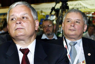 Los gemelos Lech y Jaroslaw Kaczynski, cuando uno era presidente y el otro primer ministro