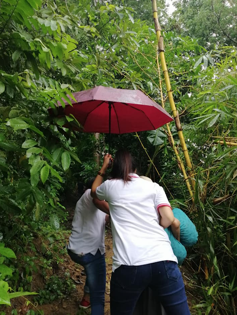 Isang Lola na nagbebenta ng kalakal upang maalagaan ang anak na may