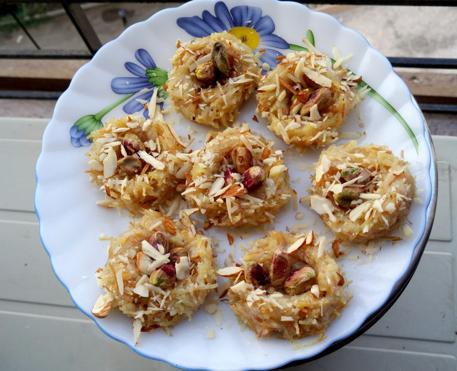Life's little treasures Vermicelli bird's nests sweet dish for bird