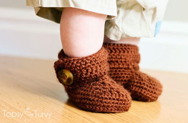 http://www.imtopsyturvy.com/crochet-wrap-button-baby-boots-girls-boys/