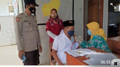 Ketua DPD LIRA Pamekasan Ajak Warga Tak Takut Suntik Vaksin C- 19 . Ketua DPD LIRA Pamekasan Ajak Warga Tak Takut Suntik Vaksin C- 19 .