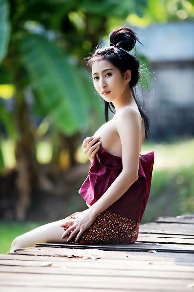 Galeri Foto Model Pakai Kemben 3.