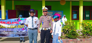 Sosialisasi Operasi Zebra di SMAN 05,Kanit Regident Polres Lutra Bagi-Bagi Helm