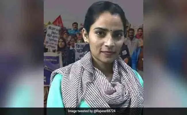 Activist Nodeep Kaur Beaten Up At Police Station, Bail Plea Alleges, Panjab, Arrested, Bail plea, High Court, Allegation, Police, Attack, Farmers, Protesters, National, News