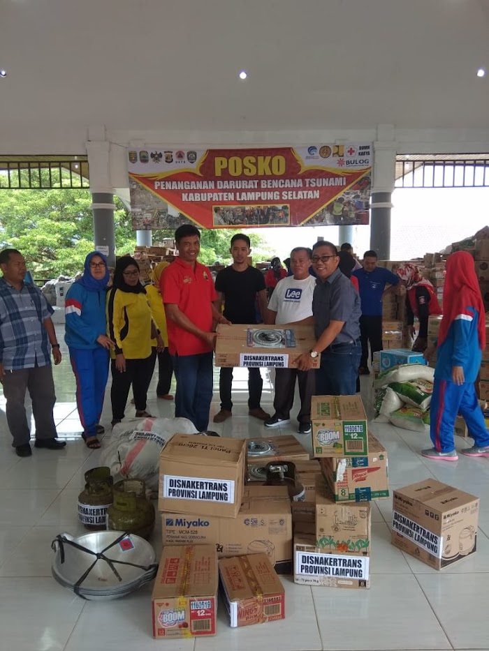 Disnakertrans Provinsi Lampung Sampaikan Bantuan untuk Korban Tsunami di Kalianda dan Pesawaran