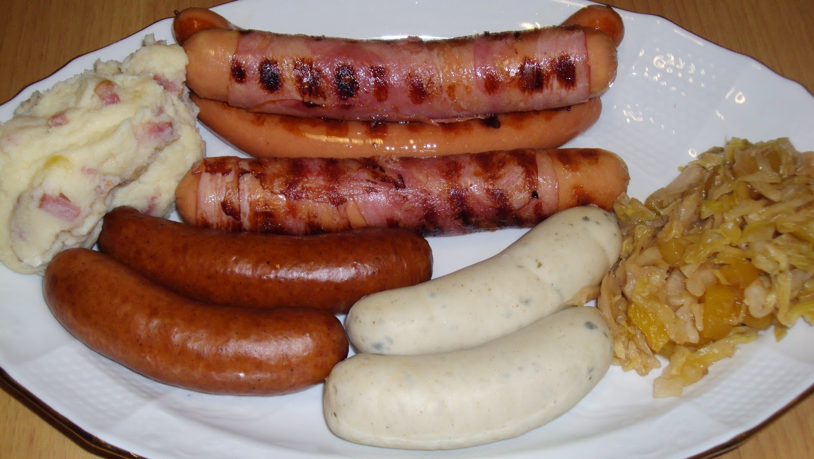 Un plato del día SALCHICHAS ALEMANAS CON CHUCRUT SUAVE