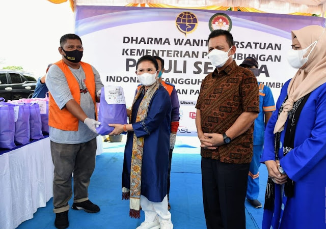 Dharma Wanita Persatuan Kementerian Perhubungan Memberikan Bantuan Paket Sembako kepada Pekerja Pelabuhan di Bintan Dharma Wanita Persatuan Kementerian Perhubungan Memberikan Bantuan Paket Sembako kepada Pekerja Pelabuhan di Bintan