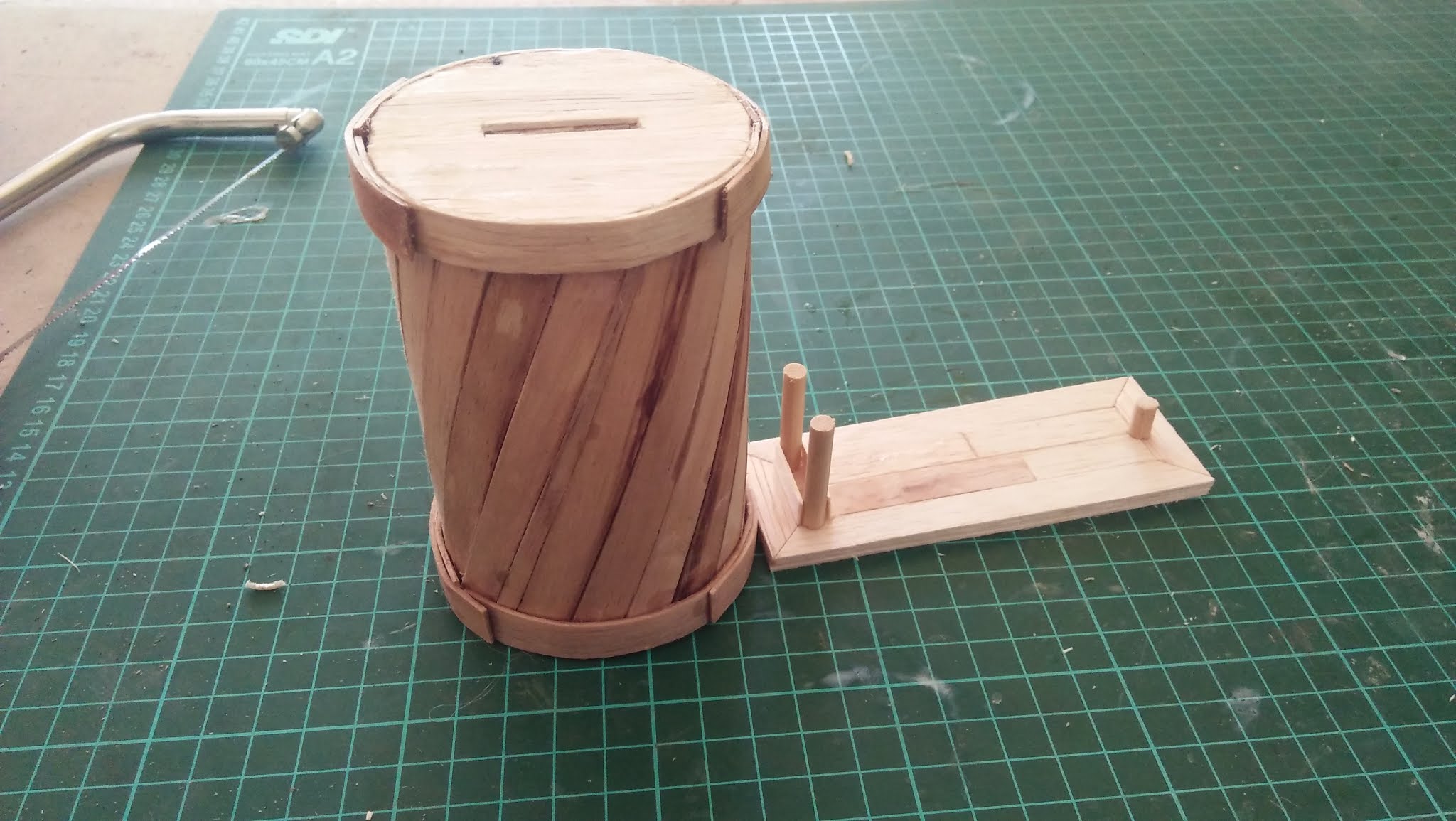 Membuat Celengan dari Stik Eskrim dan Kaleng Bekas Tips