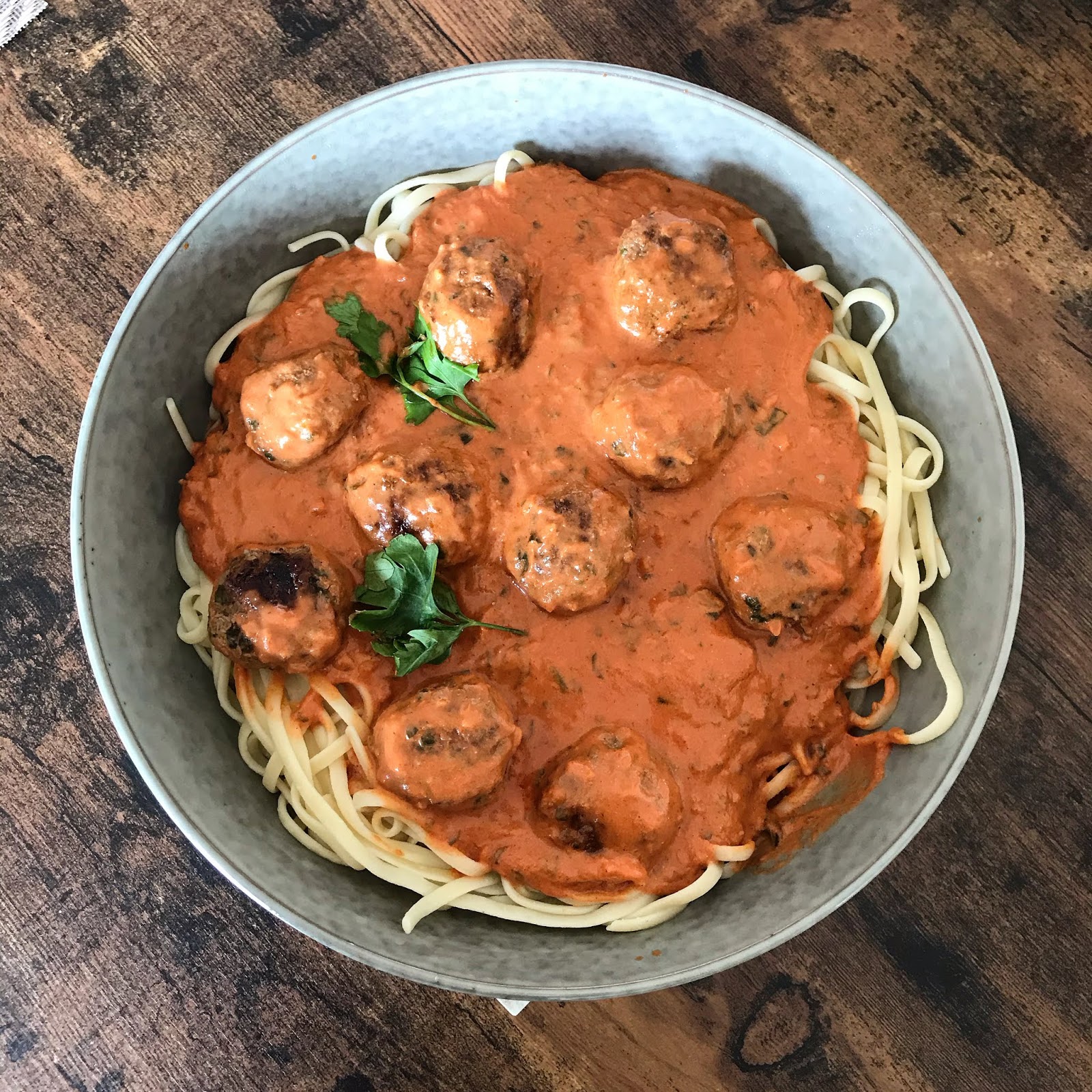 Linguine et boulettes de boeuf haché à la sauce tomate crémeuse