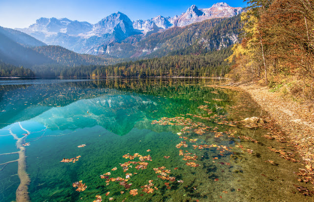 lago di tovel autunno foliage