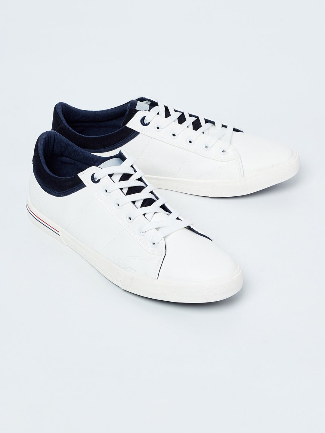16 Best White Sneakers For Men Under ₹2000 In India [ 2020 ]