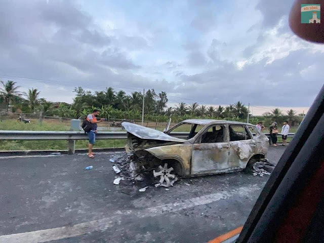 Xe ô tô Vinfast cháy rụi trên cao tốc Trung Lương, bộ mâm xe cháy nát vụn