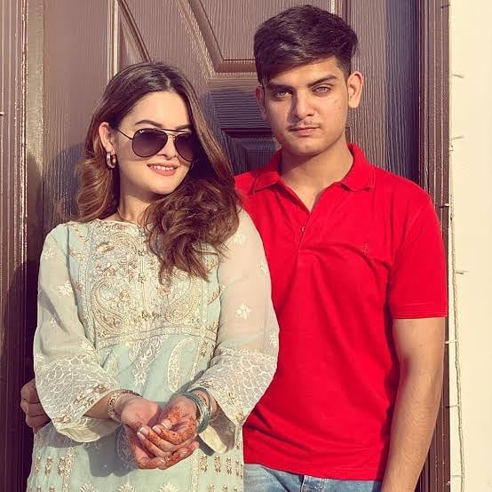 Aiman Khan and Muneeb Butt New Pictures with Daughter Amal
