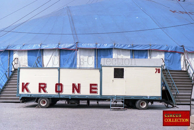 un tiers roulotte et deux tiers remorque pour cr véhicule du cirque Krone 