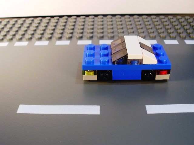 MOC LEGO - carro azul em micro-escala.