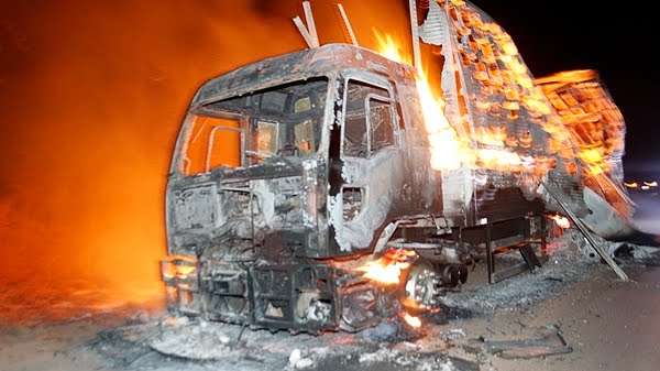 Caminhão da empresa 'Ricardo Som' pega fogo entre Iraquara e Souto Soares; vídeo