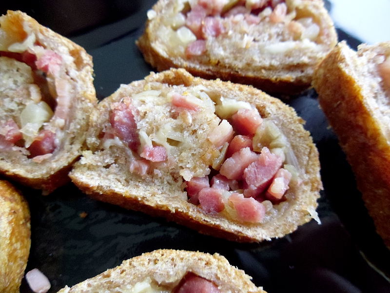Gourmande ou passionnée...: Pain roulé aux lardons et échalotes