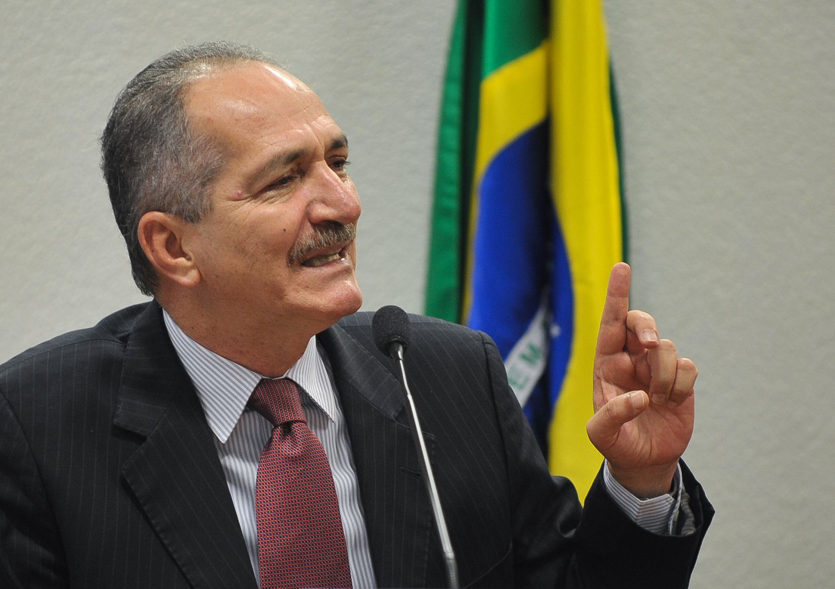 Exministro Aldo Rebelo lança livro com reflexões da retomada da