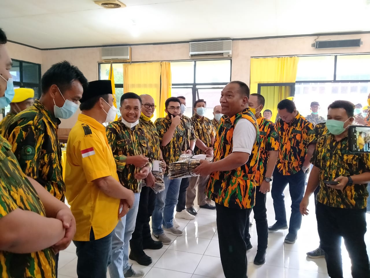 Rapat Koordinasi, Ketua AMPG Provinsi Lampung Berikan Bantuan Seragam ke Pengurus