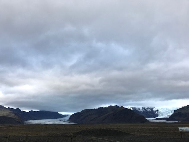 アイスランドをドライブ　大地に流れ込んだ状態で凍る氷河