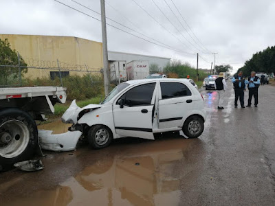 Automóvil se estrella con una plataforma de un tráiler en Cajeme, conductor de 45 años resulta lesionado de la mano izquierda