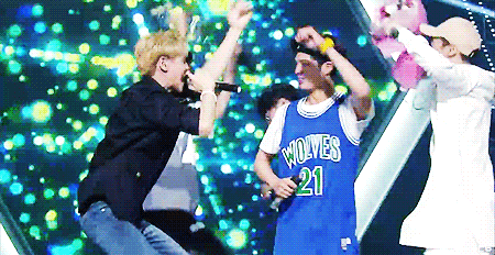 박보검과 함께 앵콜무대하는 비스트. (feat.일동 우쭈쭈) | 인스티즈