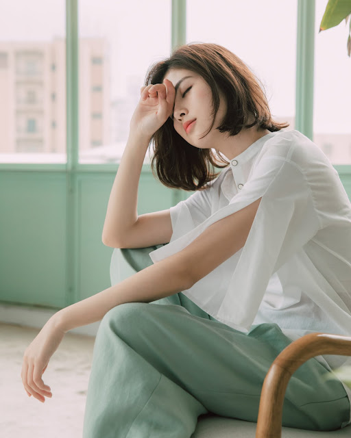 慕蓉實穿輕聲漫漫造型袖立領白襯衫