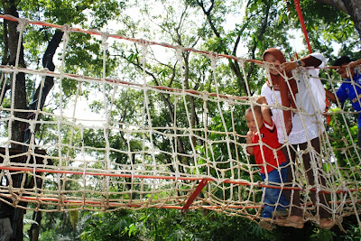 Anak-anak sangat senang diajak naik canopy trail Anak-anak sangat senang diajak naik canopy trail