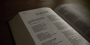 Biblia abierta en el libro de Isaías