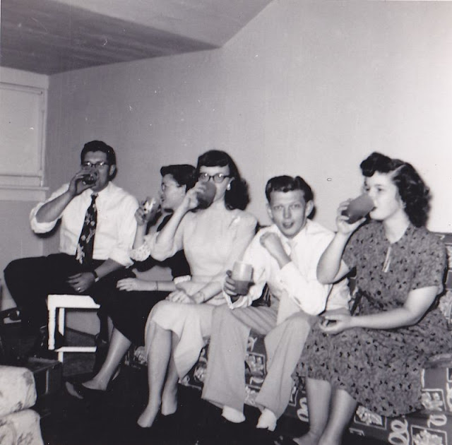 40 Fascinating Pics Show What Parties Looked Like in the 1950s _ us ...