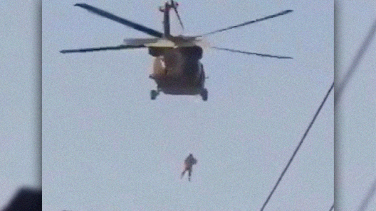 Talibã desfila com helicópteros Black Hawk norte-americanos com pessoa pendurada