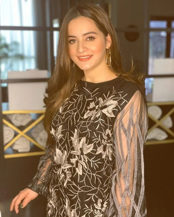 Aiman Khan Beautiful Pictures Wearing Her own Clothing Brand
