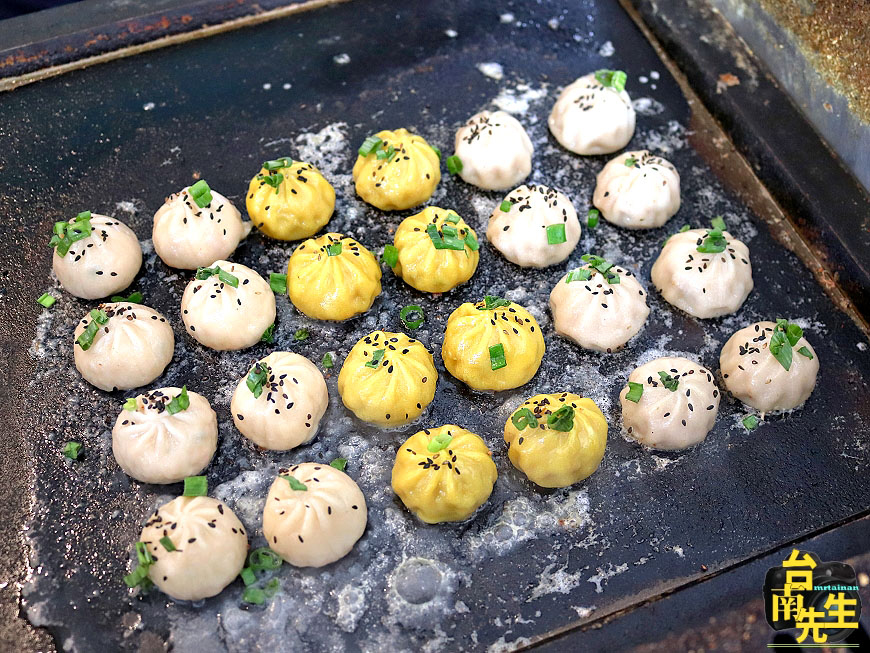 台南湯包生煎包／鎖住湯汁一咬就爆漿／皮薄Q彈餡料鮮美／獨家配方自製餡料／用料實在CP值高／連外國人都愛吃／忠實顧客連續吃一週都吃不膩