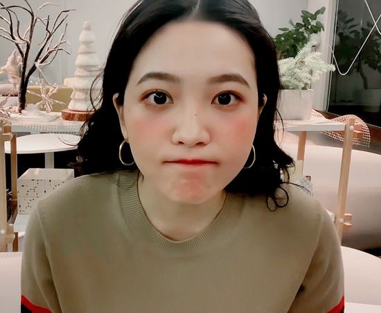 目が行く