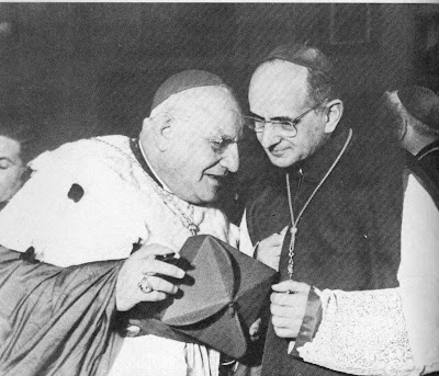 Desde el inicio de su pontificado, San Juan XXIII recurrió constantemente al consejo de monseñor Montini. En esta foto, tomada en Roma el 3-III-1958, siendo monseñor Roncalli Patriarca de Venecia, se puede apreciar la confianza que les unía