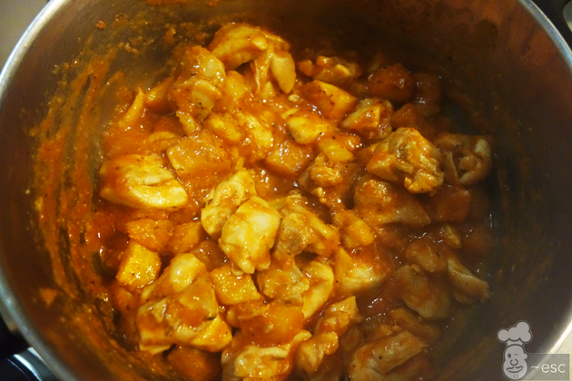 Pollo gratinado con queso y salsa de tomate con chispa