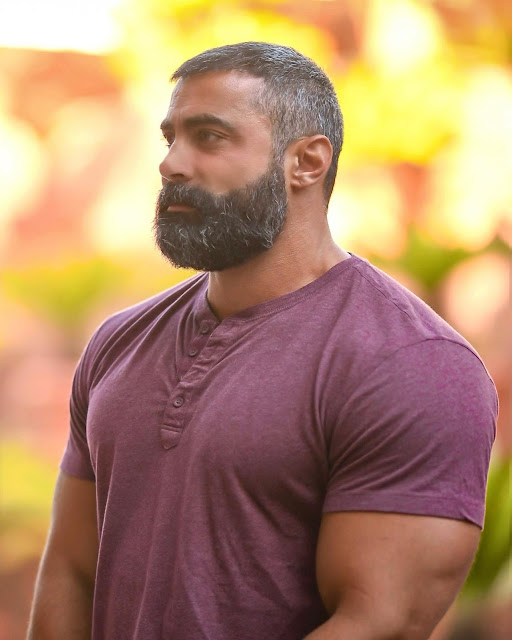 Muscle Lover: Argentinian bearded muscle hunk Adrian Abreu