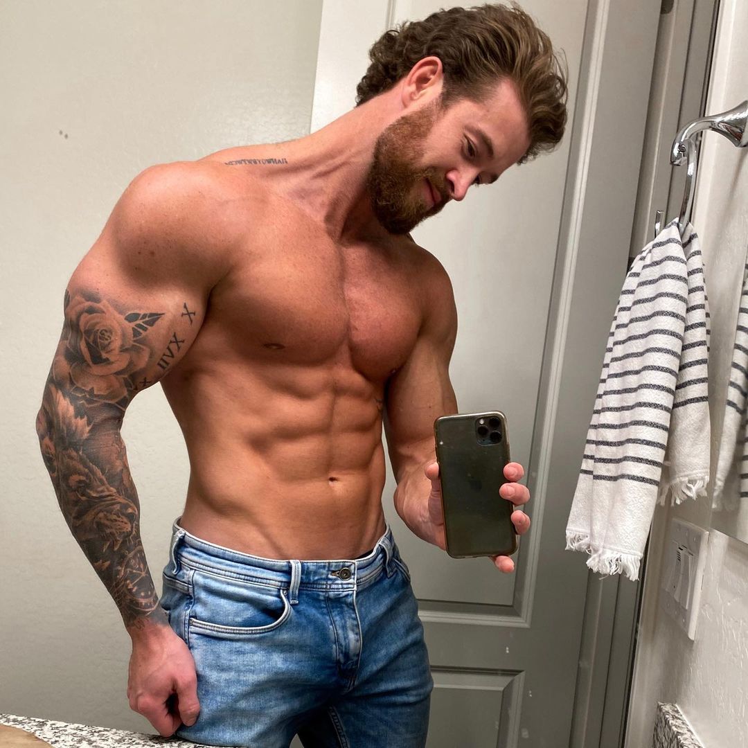 sexy-shirtless-bearded-guys-brenton-ross-simmons-arm-tattoo-hunk-selfie