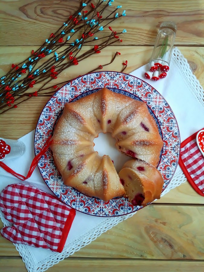 Receta de bundt cake de frambuesas y cava Bizcocho jugoso, esponjoso, tierno fácil Desayuno merienda postre Con horno Champán Fresas Cuca