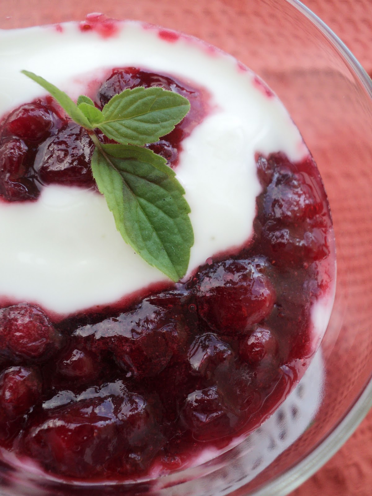 Сметанный крем с ягодами. Сметанный десерт с ягодами. Десерт с йогуртом и ягодами. Сметанный крем с ягодами. Сметанный крем с ягодами.