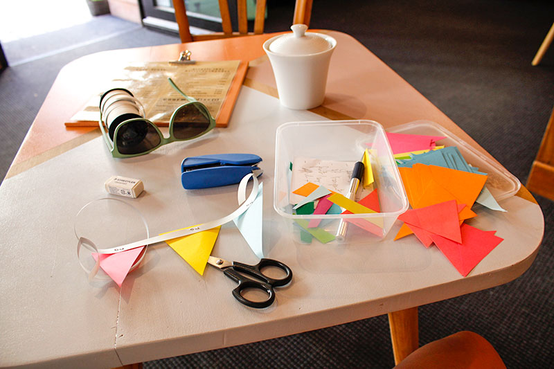 travail à la boutique: installation des vitrines