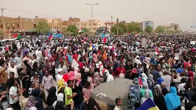 تضارب رسمي بشأن محاولة انقلابية .. "مليونية" 30 يونيو.. الأمن السوداني يفرق مظاهرات بالخرطوم طالبت بتصحيح المسار