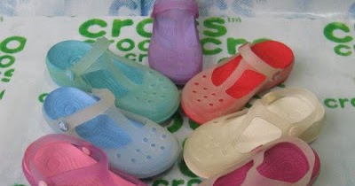  Sepatu  Sandal  Crocs  Menjadi Trend Mahasiswi Mancing Info