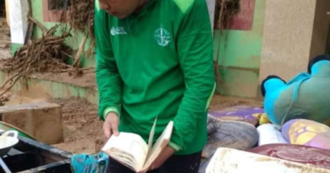 Relawan Temukan Al-Qur'an Tak Tersentuh Lumpur Banjir Di