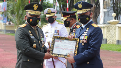 Polda Sulut Serahkan Trophy Lomba Menembak di Hari Bhayangkara ke-75