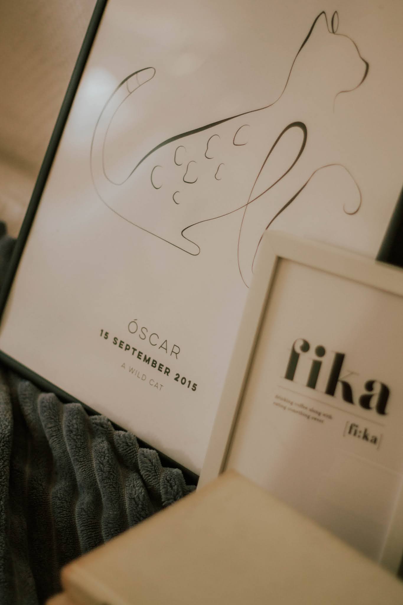Melhor que ter quadros bonitos na parede cá de casa, é ter quadros personalizados com os nossos amigos de quatro patas. Escolhi, novamente, alguns posters e frames da Desenio. Não são todos personalizados, mas o que mais me conquistou foi o My Cat Personal Poster - um poster personalizável com o nosso animal de estimação (ilustração à escolha), num design minimalista e no qual podemos colocar data e texto.
