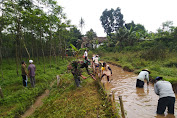 Dukung Kebutuhan Air Para Petani, Babinsa Bersama Warga Bakalan Bersihkan Saluran Irigasi