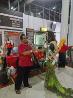 Pengelola Bandara Internasional Soekarno-Hatta, PT Angkasa Pura II punya cara tersendiri untuk merayakan Tahun Baru 2017. Mereka menyambut wisatawan pertama yang datang ke Indonesia dengan menyuguhkan setangkai bunga mawar, serta makanan dan minuman ringan. . .